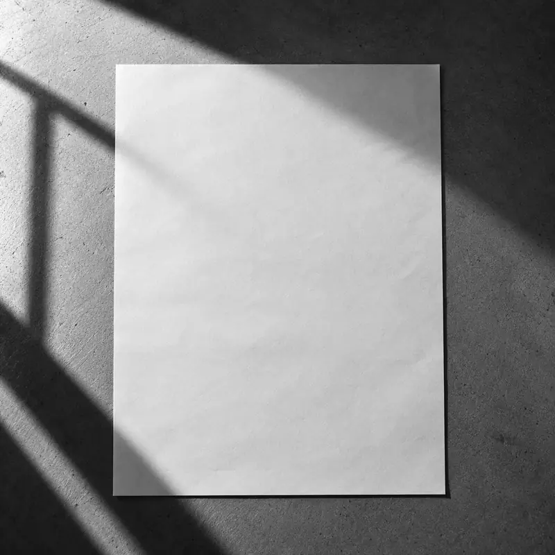 Płaski arkusz papieru na neutralnym blacie.